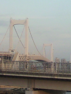 に、